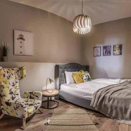 True Gem Downtown Next To Synagogue And Gozsdu Garden Area Lejlighed