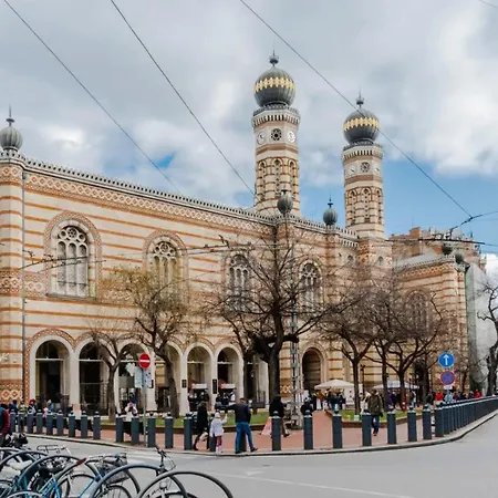 True Gem Downtown Next To Synagogue And Gozsdu Garden Area Lejlighed
