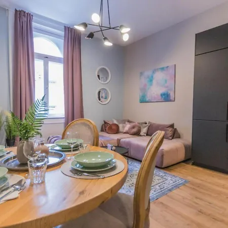 True Gem Downtown Next To Synagogue And Gozsdu Garden Area Lejlighed