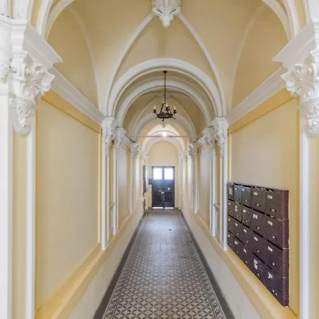 True Gem Downtown Next To Synagogue And Gozsdu Garden Area Lejlighed